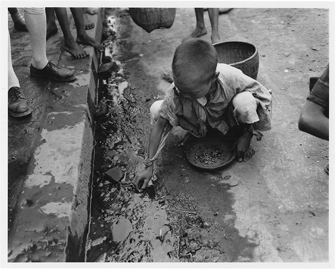 A few beans fortunately found in a filthy gutter of Hengyang will be the only meal this Hunan child has had in three days.